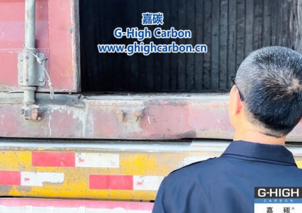 嘉碳裝車人員嚴格把關(guān)，確保車輛安全入廠